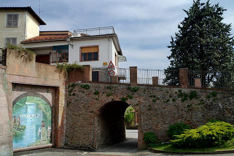 The small fortified town of Fontanile